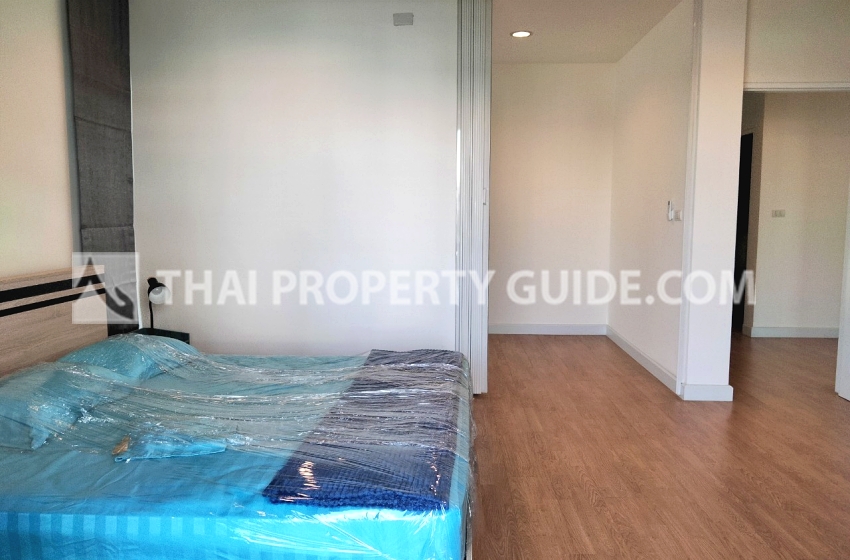 House with Shared Pool in Srinakarin 